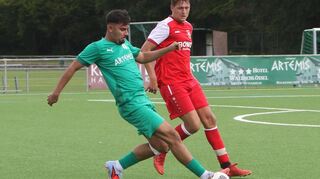 Die SGO II ist beim 6:2 gegen SV Altlußheim meist schneller am Ball - wie hier Nicolaos Lamprou (l.) gegen Simon Schweickert.