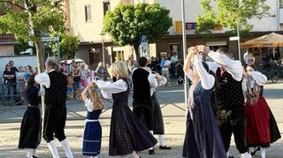 Ein Tanz der Böhmerwaldjugend bei der diesjährigen Maibaumaufstellung am Rathaus.