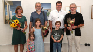 Gabi Tagscherer (v. l.), Bernhard Wolf, Bürgermeister Nils Drescher und Dietmar Wolf bei der Vernissage von "Horizonte" in Plankstadt.