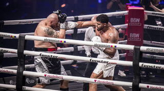 Emanuel Odiase (r.) im Kampf mit Srdan Govedarica, der im Juli in Heidelberg ausgetragen wurde. Der Olympia-Dritte von Paris, Nelvie Tiafack, boxt ab sofort ebenfalls für die veranstaltende Schwetzinger Agentur Ringside.