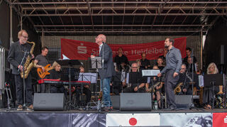 Galapagos-Bigband mit Gastsaxofonist Knut Rössler (links), Philipp Wolfart (daneben, Musikschulleiter am Bass), Manfred Kern (vorne Mitte) und Bandleader Carl Krämer (vorne rechts).