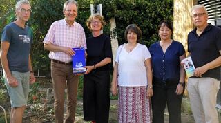 Ein Sektpräsent für die Gastfreundschaft bei der Kliba-Aktion (v. l.): Hausseigentümer Robert Mack, Bürgermeister Dr. Ralf Göck, Martina Geissler-Mack, Klimaschutzmanagerin Birgit Sehls, Energieberaterin Christine Weinand und Kliba-Geschäftsführer Dr. Klaus Keßler.