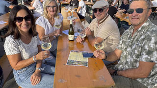 Statt Vinothek in der Pfalz heute Weinfest in Ketsch: Familie Rühle und Familie Kemptner sind begeistert.