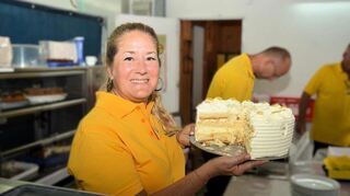 Tanja Fluch mit einer der Torten aus dem Kuchen-Angebot.