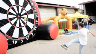 Das Fußball-Dart macht viel Spaß.