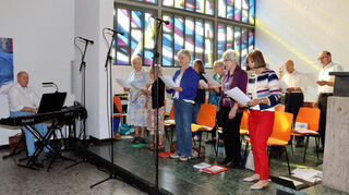Die Kirchenchor Altlußheim gestaltet den Gottesdienst musikalisch.