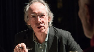 Ian McEwan, britischer Schriftsteller, bei einer Lesung aus einem seiner Bücher. (Archivbild)