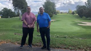 IG-Vereine-Sprecher Thomas Hübler und CDU-Stadtrat Linus Wiegand am Ort des Geschehens: Auf dem Golfplatz Rheintal in Oftersheim wird das Turnier für den guten Zweck stattfinden.