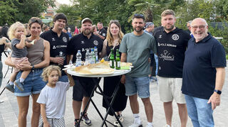Alle Generationen waren bei „After Work im Stadtpark“ vertreten. Zweiter von rechts federführender Organisator Dominik Sommer.