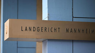 Am Landgericht Mannheim läuft aktuell der Prozess gegen drei mutmaßliche Grabräuber, die sich auf den Friedhöfen in Oftersheim und Plankstadt bedient haben sollen.