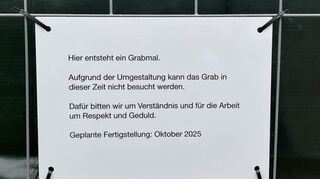Dieses Schild hängt am Bauzaun, der vor der Grabstätte Helmut Kohls aufgebaut wurde.