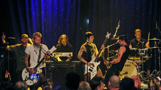 Das Publikum feiert gemeinsam mit der Rockband „Get Laid“, die die neue Kultursaison im Pumpwerk eröffnet.