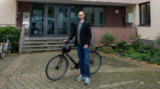Bürgermeister Matthias Kutsch fährt meist mit dem Fahrrad zur Arbeit im Eppelheimer Rathaus.