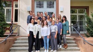 Kursleiterin Peggy Glaubrecht-Steinke (hinten l.) mit den 16 Absolventinnen der fachschulischen Hebammenausbildung.