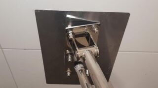Die Haltegriffe für Menschen mit Behinderung sind aus der Verankerung gerissen.