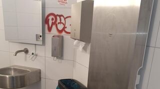 Zudem haben die Täter das WC mit Schmierereien verunstaltet.