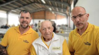 Helfer von neun bis 88 Jahren sorgen für ein rundes Fest, darüber freuen sich die Freien-Wähler-Vorstände Dirk Steinmann (links) und Friedrich Fluch (rechts), in ihrer Mitte das Helfer-Urgestein Ewald Löschmann.