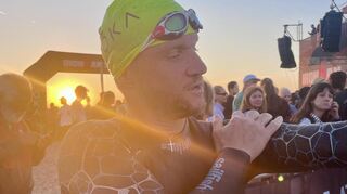 Wenige Minuten vor dem Start in einen langen Tag: Der Oftersheimer Dirk Oswald gewinnt seine Altersklasse beim Ironman in Italien und qualifiziert sich damit direkt für die WM auf Hawaii.