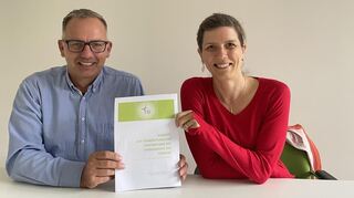 Michael Barth-Rabbel und Sara Koban wirken an der Gestaltung zum neuen Firmkonzept mit.