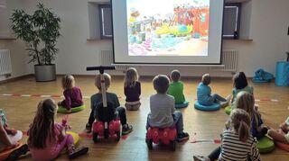 Auch wer ohne Bobbycar zum Autokino kommt, darf selbstverständlich auf Sitzkissen das animierte Kinderbuch mit anschauen.