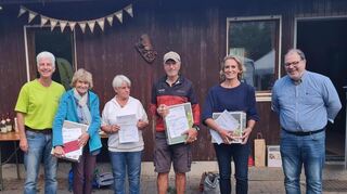 Die besten Stadtradeln-Fahrer beim „Team Nachhaltigkeit Ketsch“ werden von Matthias Ihrig (l.) und Gernot de Mür (r.) geehrt: Inge Schmidt (v. l.), Elvira Frank, Helmut Dietz, Simone Unger.