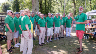 Der Sängerbund Liederkranz unter der Leitung von Thomas Widenka beim Siedlerfest 2024.