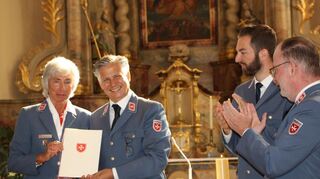 Dr. Andrea Reimsbach (l.) wird zur neuen Diözesanoberin berufen und erhält ihre Ernennungsurkunde.