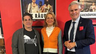 Freuen sich auf die neue Spielzeit im "Theater am Puls" (v.l.): Intendant Joerg Mohr, die Freundeskreisvorsitzende Birgit Schillinger und Oberbürgermeister Matthias Steffan.