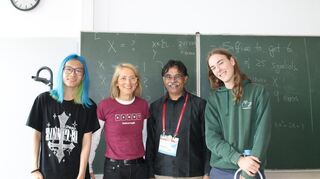 Zwölftklässlerin Amy Huang (links) löste die Rätselaufgabe, die Professor Sudan (3. von links) den Schülern gestellt hatte. Sudan kam auf Einladung von Mathe-Lehrerin Birgit Schillinger ans Hebel-Gymnasium. Vom Vortrag begeistert war auch Vincent Birkel (rechts), ebenfalls aus dem Abiturjahrgang.