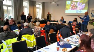 Nabu-Projektleiter Martin Klatt (r.) erläuterte nach der Begrüßung durch Bürgermeister Nils Drescher (stehend Mitte), wie in Plankstadt naturnahe Flächen angelegt werden.