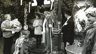 Die Ausgrabung der Kerwe hat eine lange Tradition - Owwerkerweborscht Erich Rey war in den frühen 1990er Jahren der erste, der für dieses Amt Frack und Zylinder einführte.