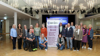 Geballte Kompetenz bei der Infoveranstaltung (v. l.): Kerstin Schleser (Hospizgemeinschaft Schwetzingen), Ayse Fidanci (Seniorenwohnen Schütte-Lanz-Park), Elke Rinderknecht (Nachbarschaftshilfe), Rudi Bamberger (Behindertenbeauftragter Gemeinde Brühl), Annemarie Cornelius (Café Vergissmeinnicht), Dorothee Krieger (Seniorenwohnen Schütte-Lanz-Park), Gabriele Piuma (Pflegestütztpunkt RNK) , Ursula Jennewein (Forum Älterwerden), Daniela Gaisbauer (Kommunale Altenbegegnung), Michael Knoch (VdK), Karin Noel (Vdk) , Marcus Dannfeld (DRK Mannheim), Heiko Wunderling (Kath. Kirchengemeinde), Irina Haas-Ritter (Kommunale Altenbegegnung), Stella Ausperger (LRA RNK Kreisseniorenrat), Marion Thüning (Gemeinde Brühl), Gerhild Reuner (Betreuungsbehörde RNK), Elisabeth Sauer (LRA RNK Kreisseniorenrat)