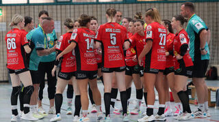 Daniel Weinheimer (l.) wirkt im Spiel gegen Allensbach auf seine Spielerinnen ein. Jetzt gastiert die HSG St. Leon/Reilingen bei der SG Schozach/Bottwartal.