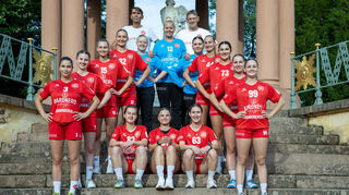 Die Regionalliga-Frauenmannschaft der HG Oftersheim/Schwetzingen: Florine Sender (stehend v. l.), Julika Fath, Lisa Magnus, Saskia Zachert, Carsten Sender, Melanie Walther, Stella Giehl, Roger Magnus, Kalliopi Myrianidou, Lena Magnus, Britta Miltner, Sarah Föllinger und Serafine Link mit Sarah Hielbig (vorne v. l.) Jasmin Jung und Line Patzschke.
