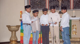 „Islam will den Frieden, Überall und hienieden“ singen fünf Jungen der muslimischen Ahmadiyya-Gemeinde beim Friedensgebet.