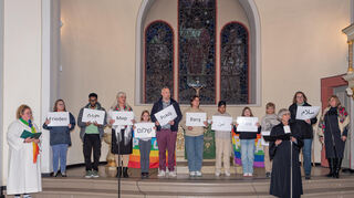Gläubige unterschiedlicher Religionen beten für den Frieden in der Stadtkirche.