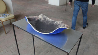 Terrakotta-Schalenobjekt von Tom Feritsch.