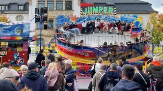Fahrgeschäfte wie der Jumper bringen Schwung auf den Marktplatz.
