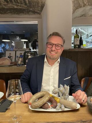 Geschäftsführer Peter Cornelius beim Tischgespräch in der „Restobar SUX“ in Speyer.