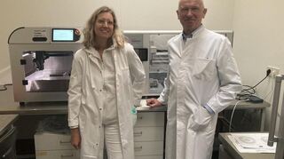 Stefanie Sauer und Torsten Hoppe-Tichy vor den beiden 3D-Druckern.