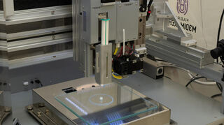 Der 3D-Drucker spuckt passgenaue Medikamente aus.