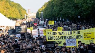 Mehr als 100.000 Menschen haben nach Schätzung der Veranstalter am Gaza-Protest teilgenommen. Die Polizei nannte etwas niedrigere Zahlen.