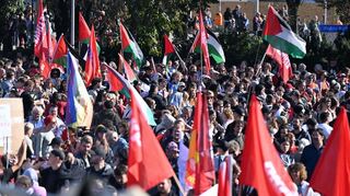 Tausende haben sich in Berlin für eine Demonstration gegen den Gaza-Krieg versammelt.