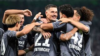 Die Frankfurter Spieler feiern den Sieg in Mönchengladbach.