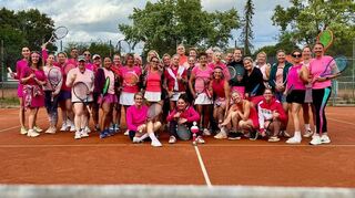 Bunt und voller Freude: Die Teilnehmerinnen beim sechsten Rosé Cup des Tennisclubs Plankstadt.