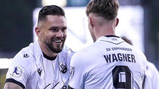 Der Torschütze zum 2:3 und 4:3, Pascal Testroet, mit Maximilian Wagner, der das 1:0 gegen die Kickers Offenbach geschossen hatte.
