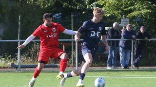 Paul Ahrens (r.) gleicht für den SV 98 Schwetzingen gegen Rheinau zum 1:1 aus.