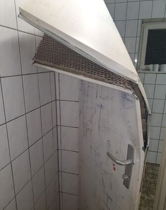 Die Kabinentür der Toilettenanlage im Konrad-Adenauer-Park ist so stark beschädigt, dass sie nicht mehr repariert werden kann und ersetzt werden muss.