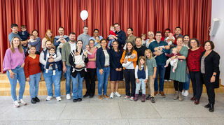 Gruppenfoto beim Willkommensfrühstück: Eileen Auer (l.), Daniela Gellert (r., beide Mitarbeiterinnen des Generationenbüros), Waltraud Hauth (2.v.r., Hebamme und Leiterin offener Treff 'Milkey Way Baby Group' in Schwetzingen), Sandra Zuleger (Mitte l., Leiterin des Generationenbüros), Lisa Schlüter (Mitte r., Bürgermeisterin Schwetzingen).
