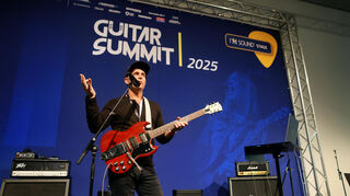 Ein eher prominenter Gitarren-Freak in Mannheim zu Gast: Dweezil Zappa, Sohn der Legende Frank Zappa, spielt auf der Sound Stage.
